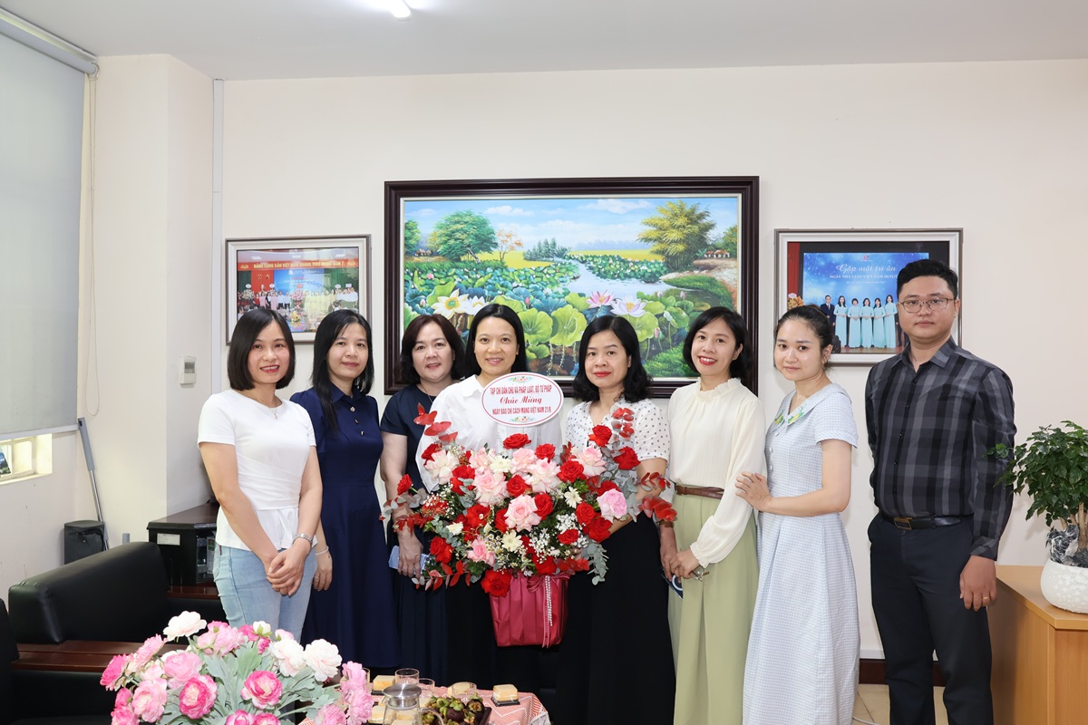 Chào mừng Ngày Báo chí cách mạng Việt Nam 21-6
